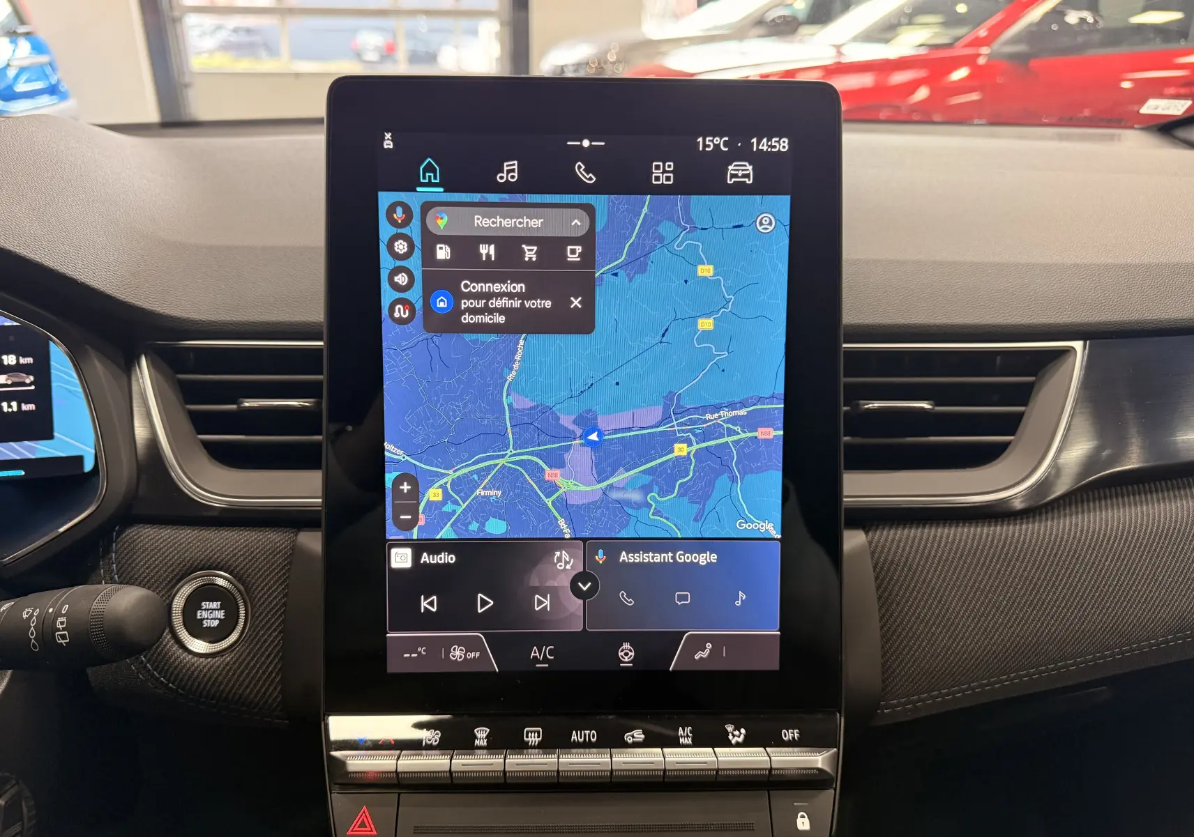 Vue rapprochée de l’écran central tactile du Renault Captur E-Tech 2026, affichant la navigation et commandes climatisation.