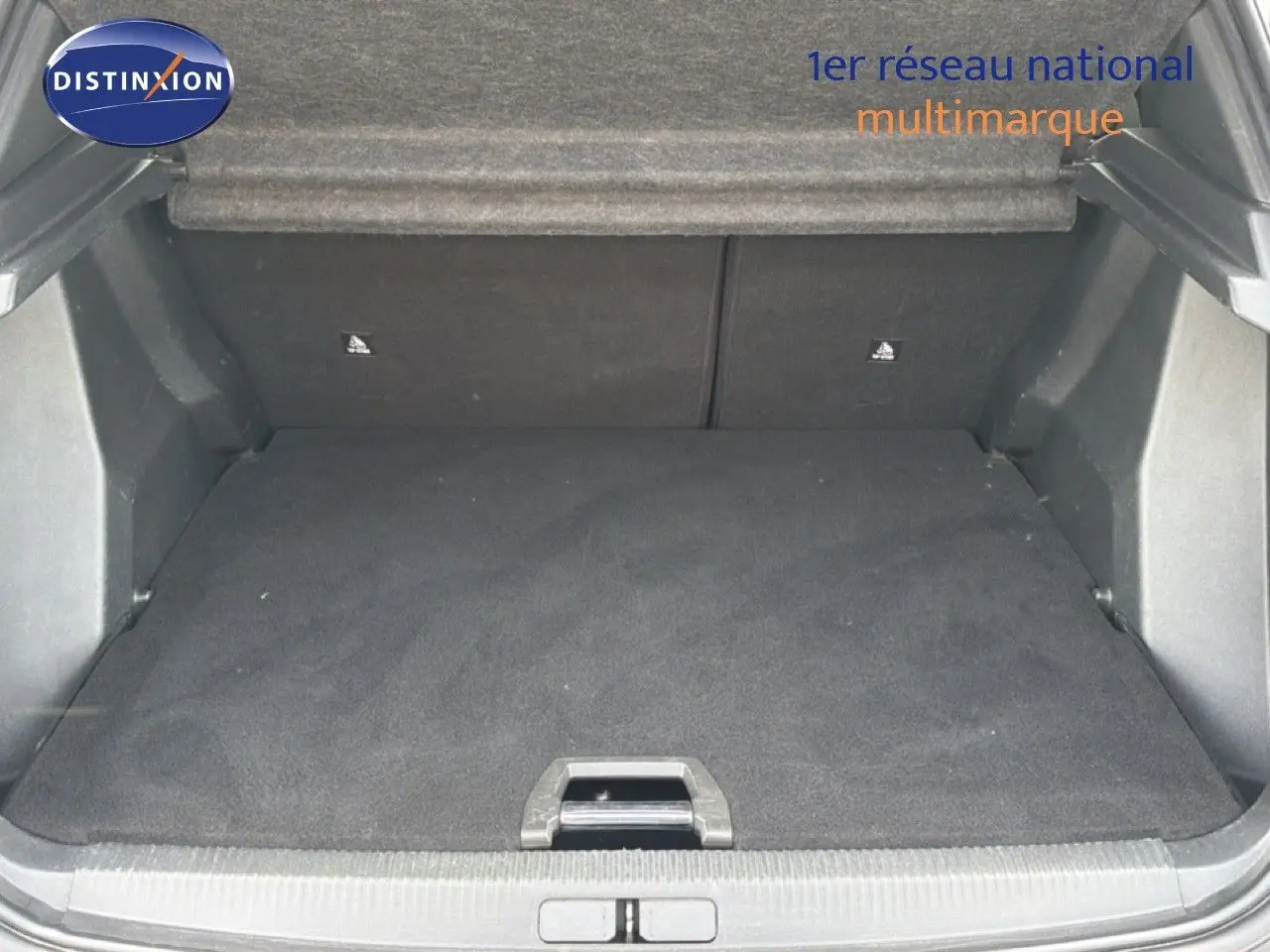 Coffre ouvert en vue arrière d'un Peugeot 2008 noir perle métal, montrant un espace de chargement propre et spacieux.