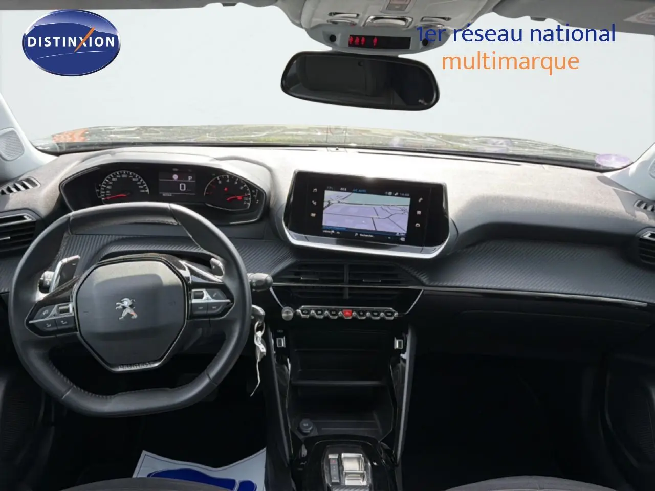 Vue intérieure avant du tableau de bord et volant du Peugeot 2008 noir perle métal avec écran tactile et commandes au volant.