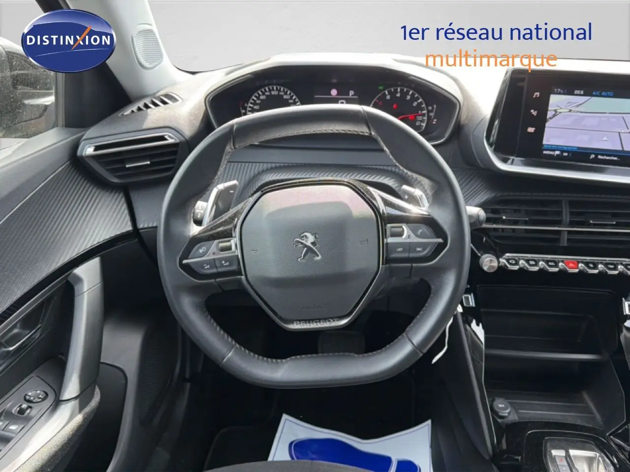 Vue intérieure centrée sur le volant noir du Peugeot 2008 2022 avec tableau de bord et écran tactile visible.