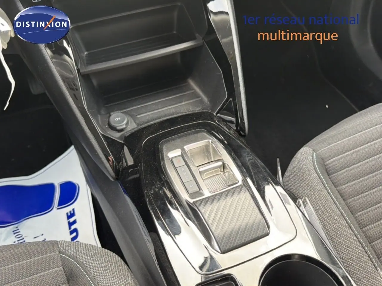 Vue rapprochée de la console centrale noire brillante avec levier de boîte automatique sur Peugeot 2008 2022.