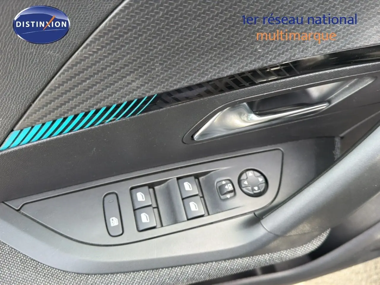Gros plan sur la commande des vitres et rétroviseurs côté conducteur d'une Peugeot 2008 noir perle métal.