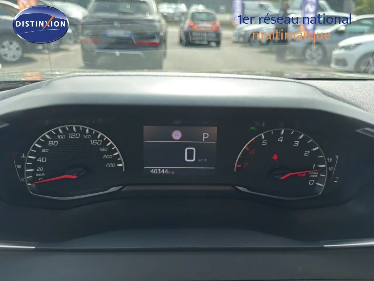 Vue rapprochée du tableau de bord numérique du Peugeot 2008 noir perle métal, affichant 40 344 km et vitesse à 0 km/h.