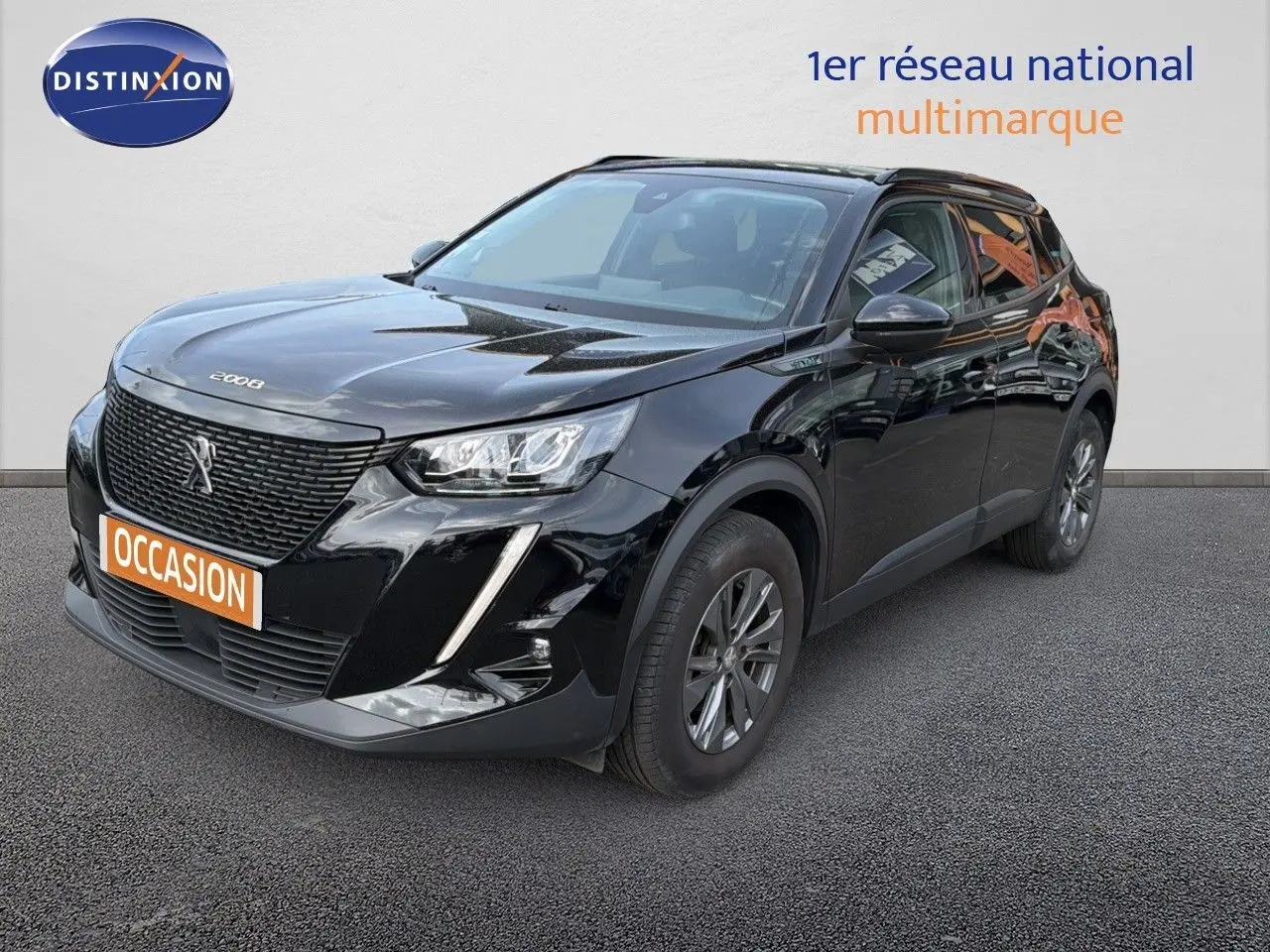 Peugeot 2008 noir perle métal en 3/4 avant droit, avec calandre noire et feux LED distinctifs.