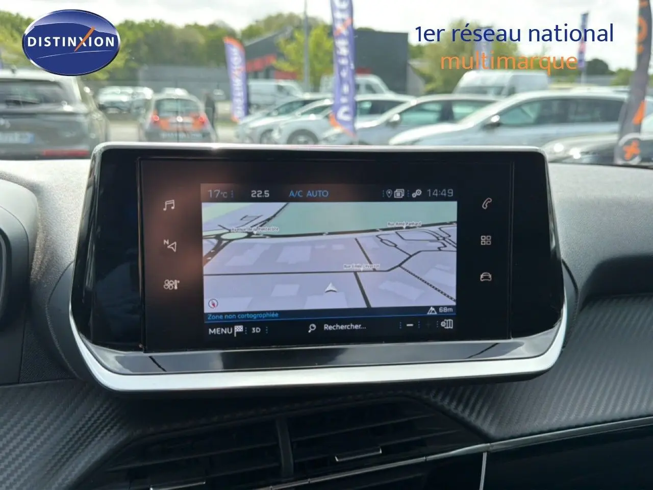 Écran tactile central affichant la navigation GPS dans l'habitacle d'une Peugeot 2008 noir perle métal.