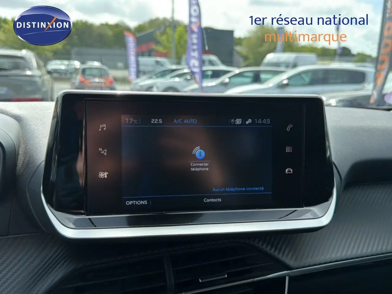Écran tactile central du tableau de bord de la Peugeot 2008 noir perle métal, affichant la connexion Bluetooth.