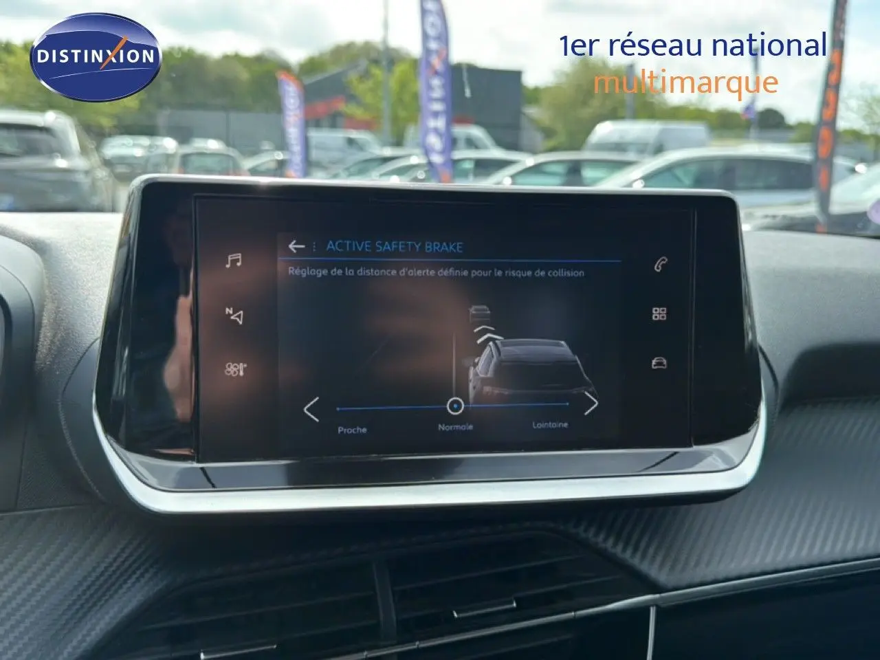 Écran tactile central du Peugeot 2008 noir perle métal de 2022 montrant le réglage de l'Active Safety Brake.