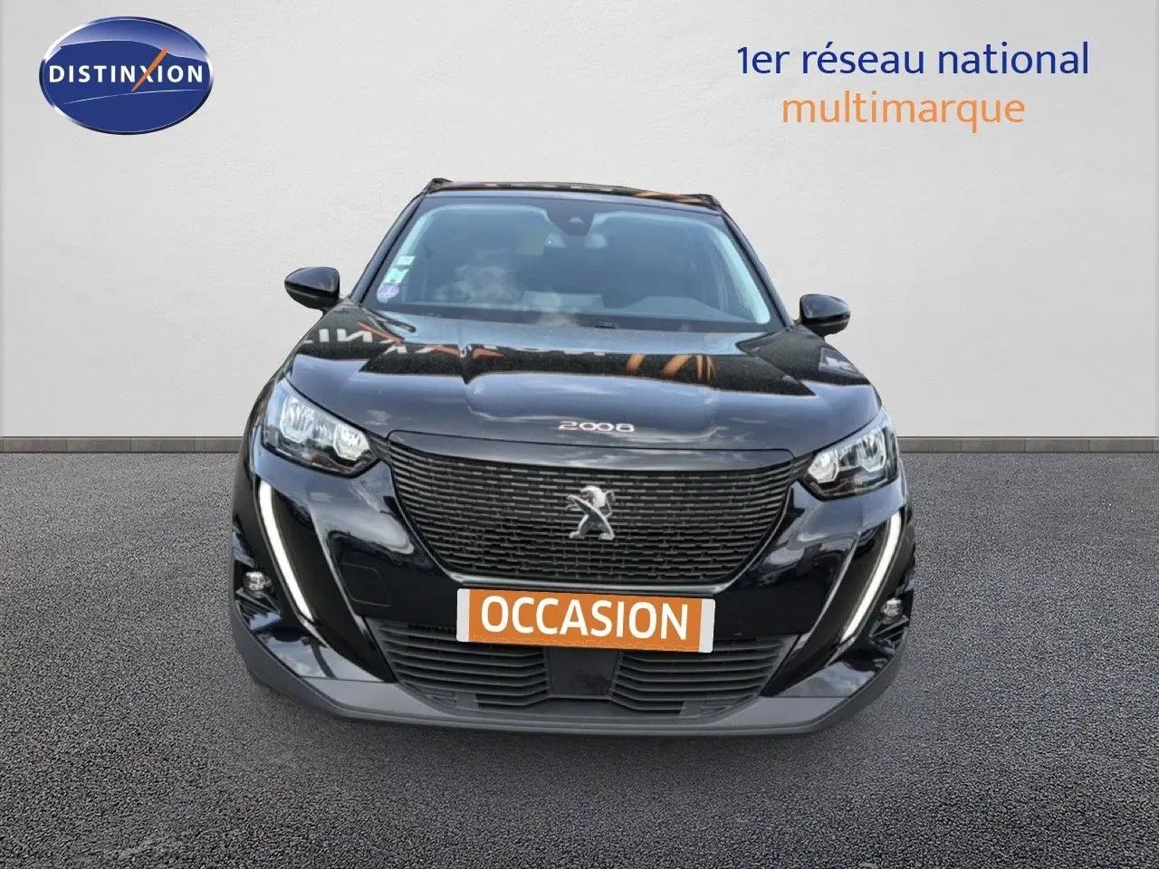 Vue de face d'un Peugeot 2008 noir perle métal avec calandre noire et feux LED, plaque "OCCASION" visible.