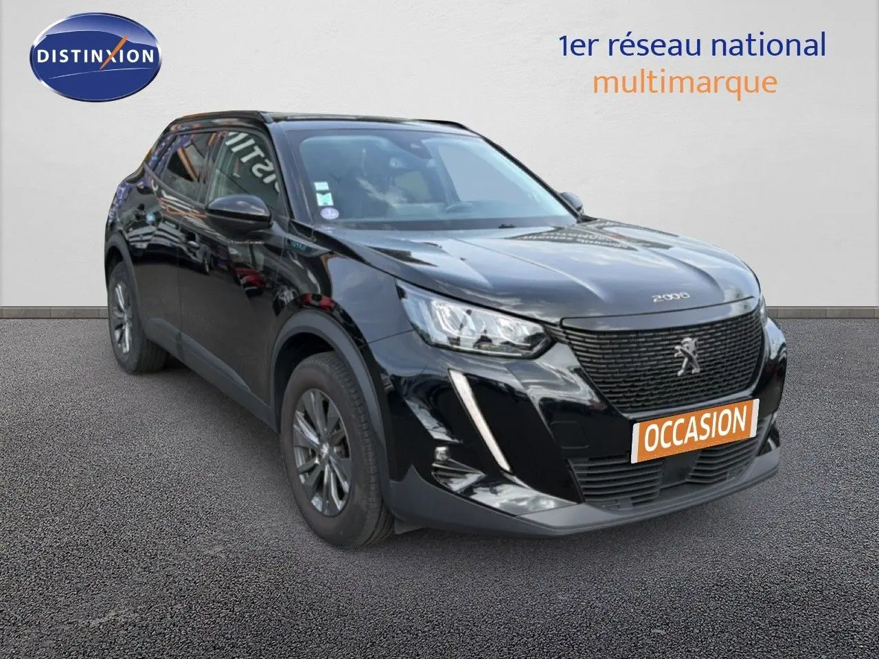 Peugeot 2008 noir perle métal en 3/4 avant droit, avec calandre distinctive et feux LED marqués.