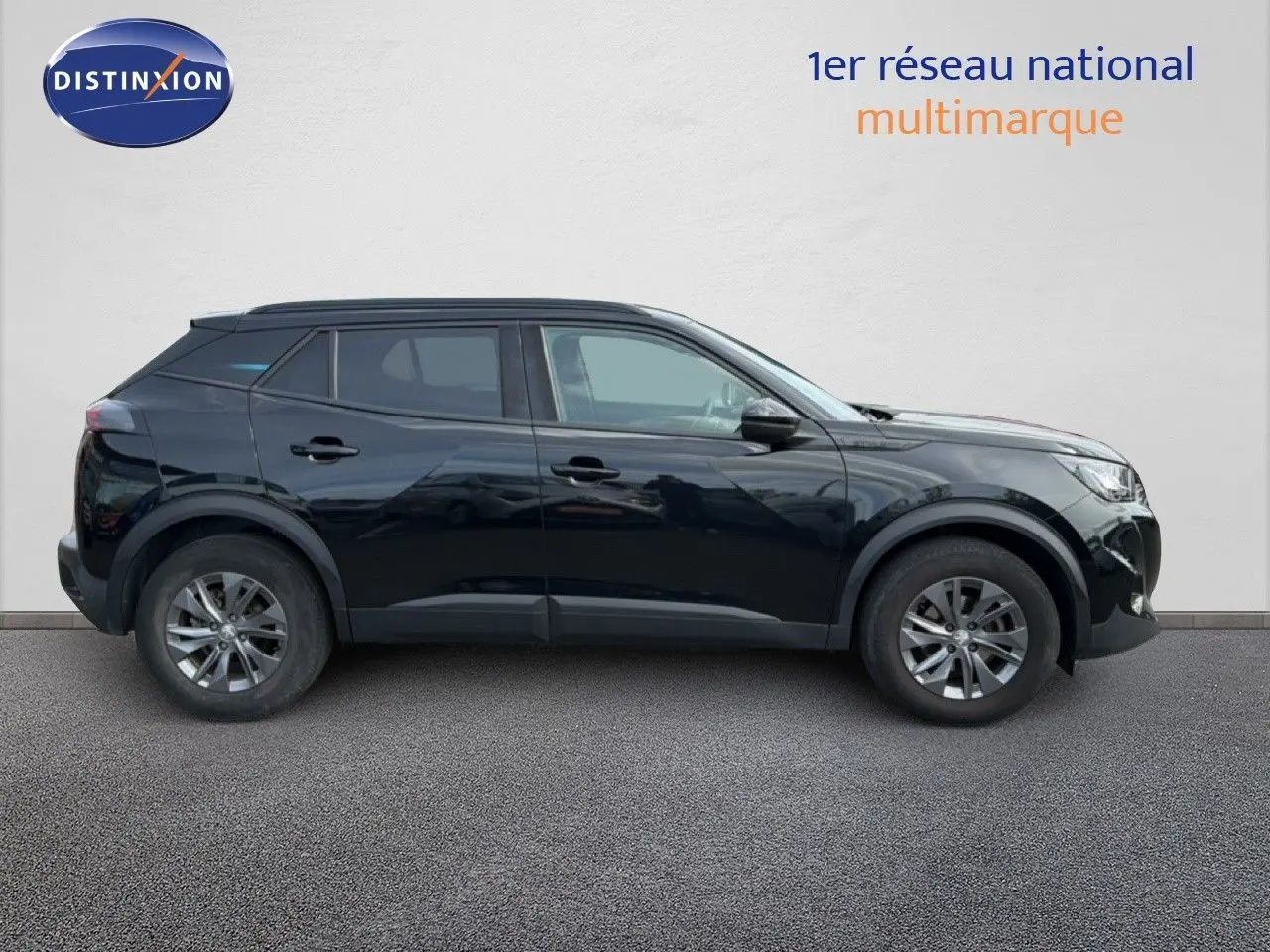 Profil droit d'un Peugeot 2008 noir perle métal de 2022, finition Style avec jantes alliage et lignes modernes.