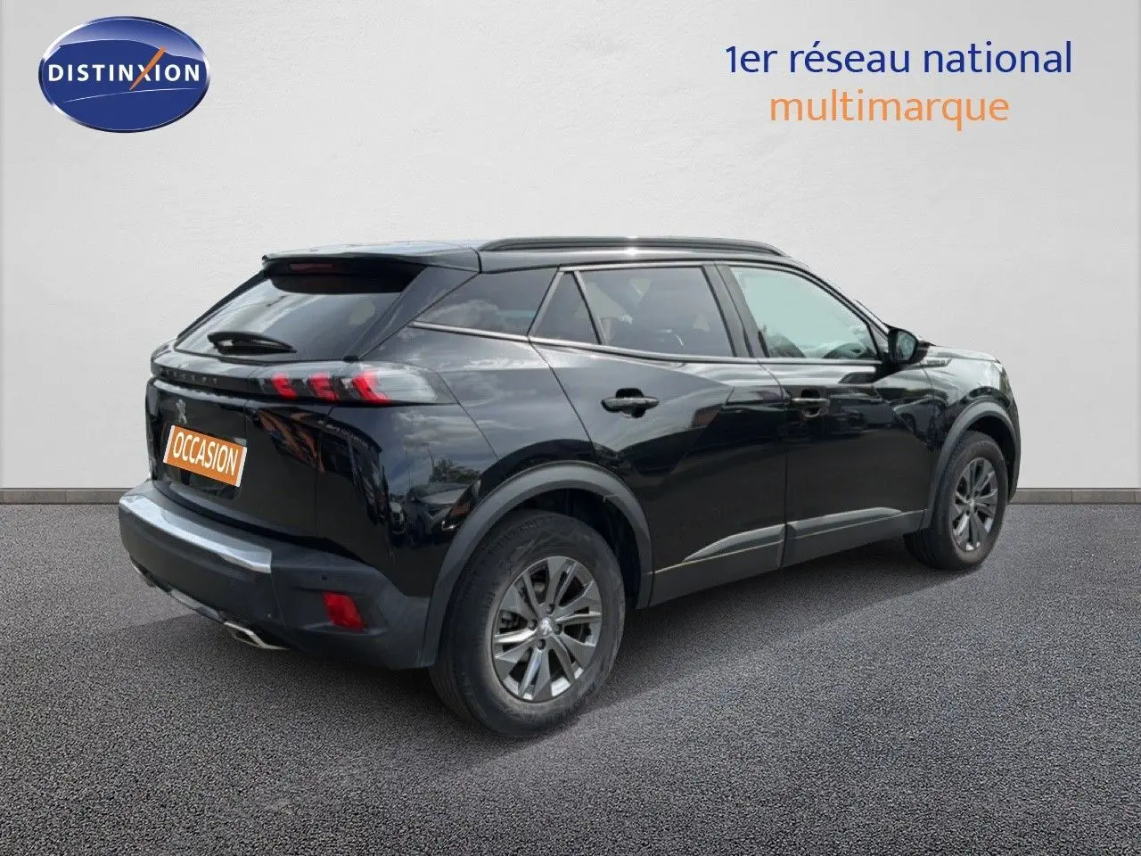 Peugeot 2008 noir perle métal vue 3/4 arrière droit, soulignant ses feux LED et jantes alliage 16 pouces.