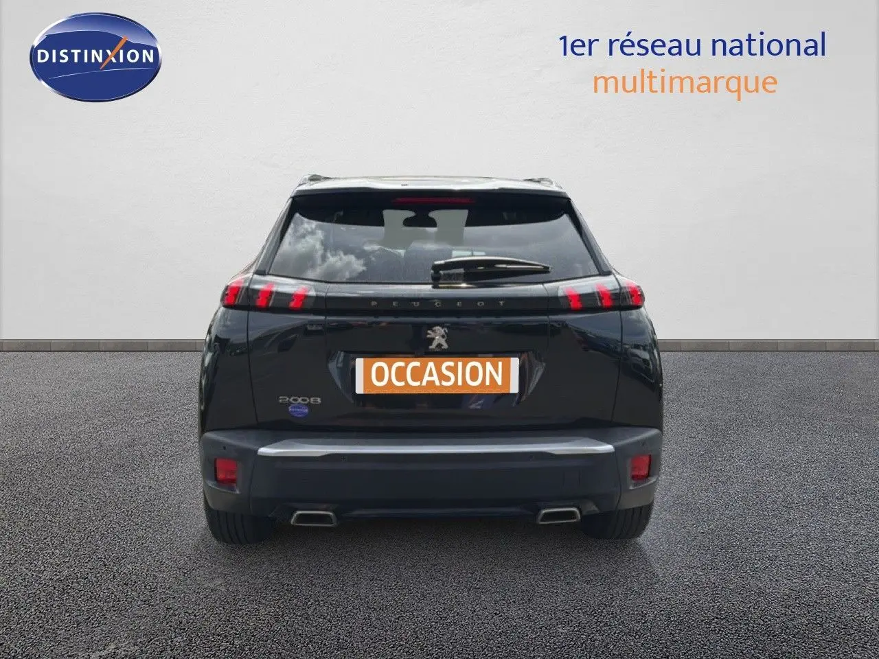 Vue arrière d'un Peugeot 2008 noir perle métal de 2022 avec feux LED et double sortie d'échappement carrée.