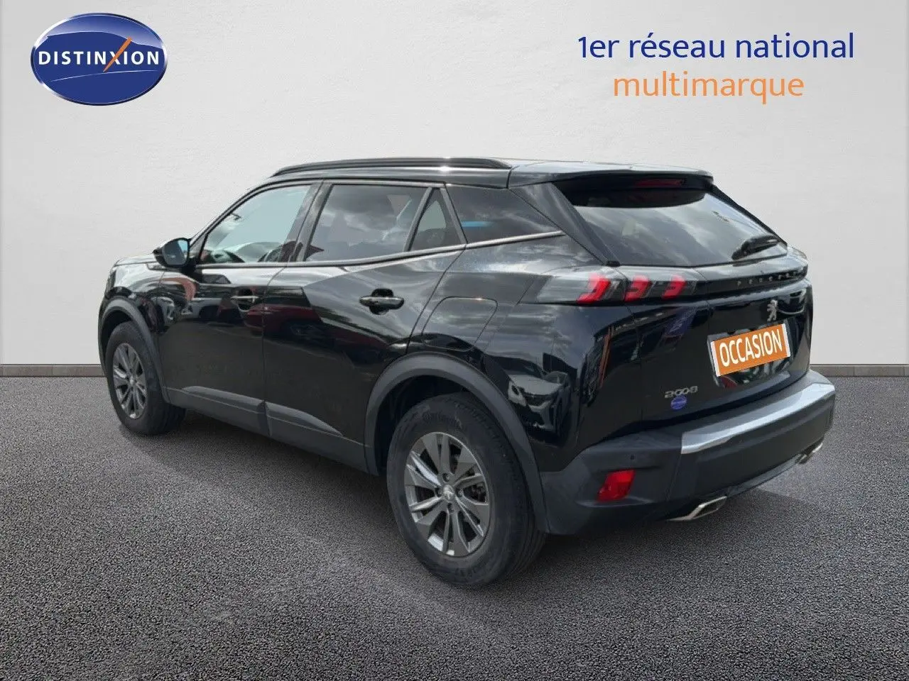 Peugeot 2008 noir perle métal vue 3/4 arrière droit, avec feux arrière à griffes et jantes alliage 16 pouces.