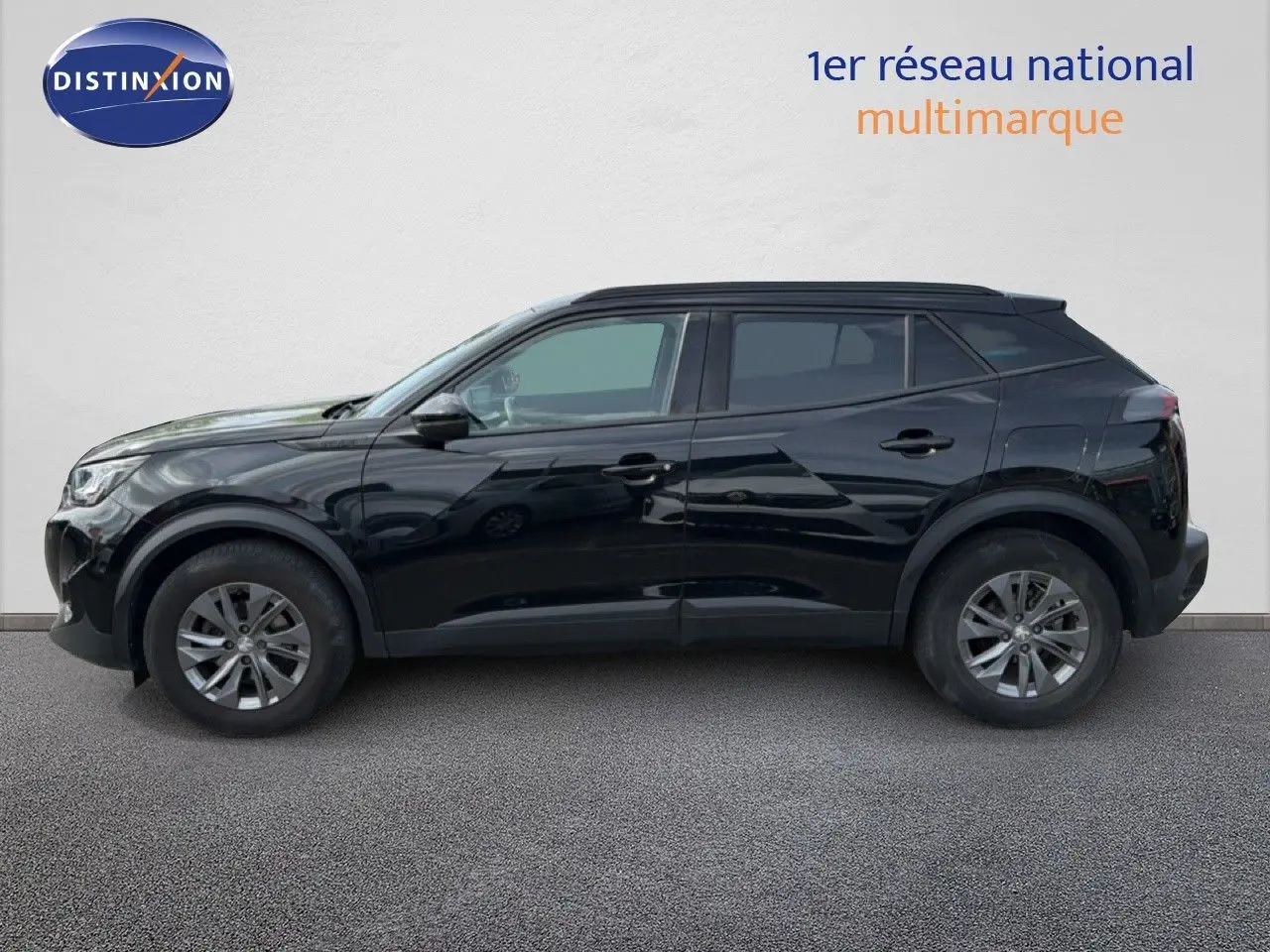 Peugeot 2008 noir perle métal en profil côté gauche, mettant en valeur ses lignes modernes et ses jantes alliage.