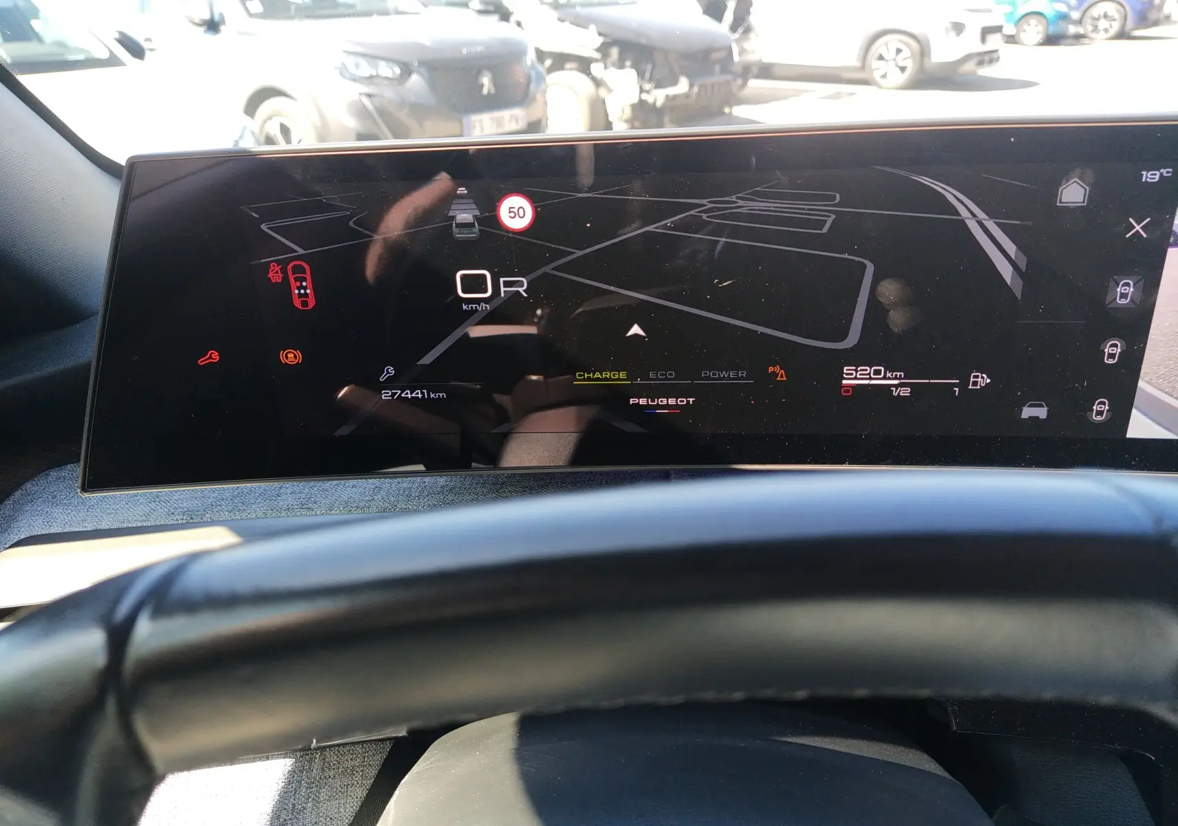 Vue intérieure du tableau de bord numérique du Peugeot 3008 Hybrid 136 gris titane, affichant la navigation et les informations de conduite.