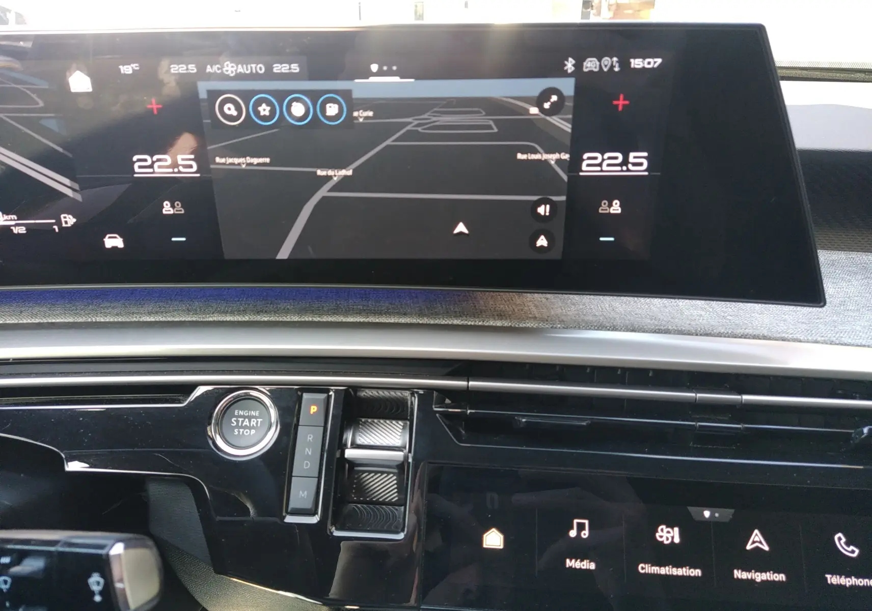 Vue rapprochée de l’écran tactile et console centrale du Peugeot 3008 Hybrid 136 Allure 2024 avec interface navigation et climatisation.