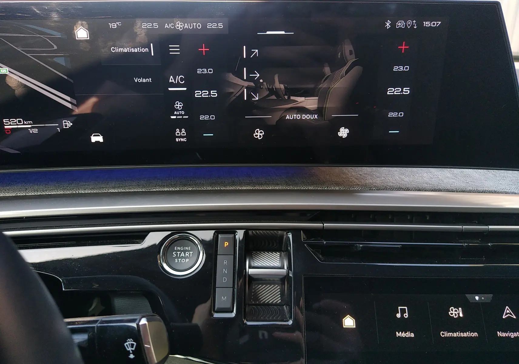 Vue rapprochée de l’écran tactile central et du tableau de bord du Peugeot 3008 Hybrid 136 Allure, avec commandes de climatisation et bouton start/stop.