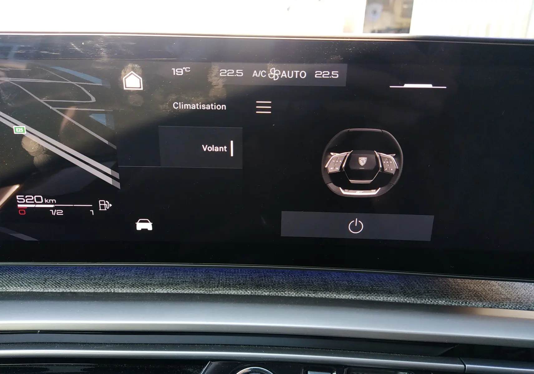 Écran tactile intérieur du Peugeot 3008 hybride 2024 montrant la climatisation et le volant en interface digitale.