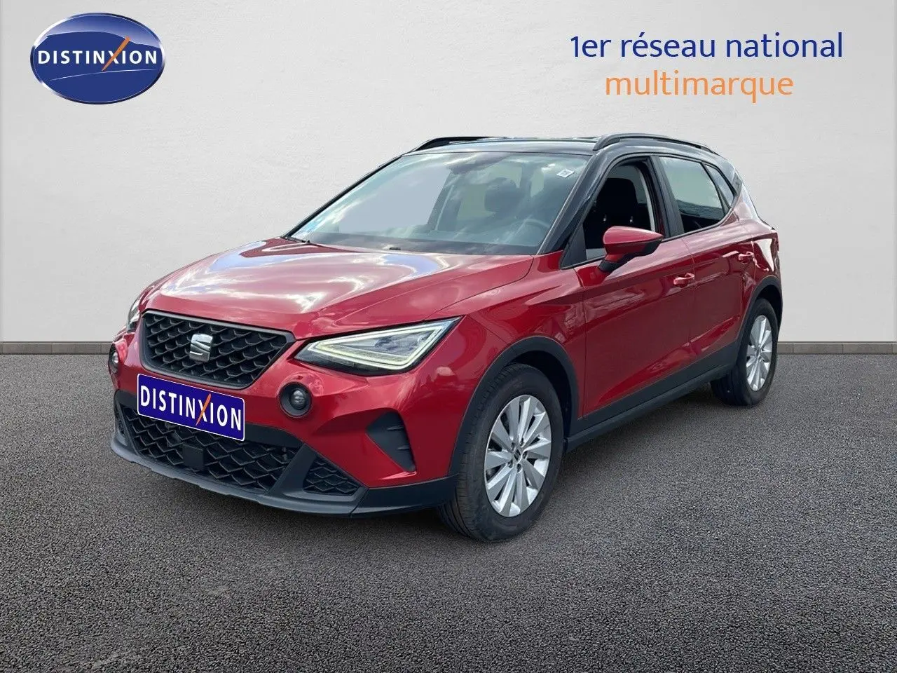 SEAT Arona rouge désir métal avec toit noir, vue 3/4 avant droit, détails noirs contrastants et jantes argentées.