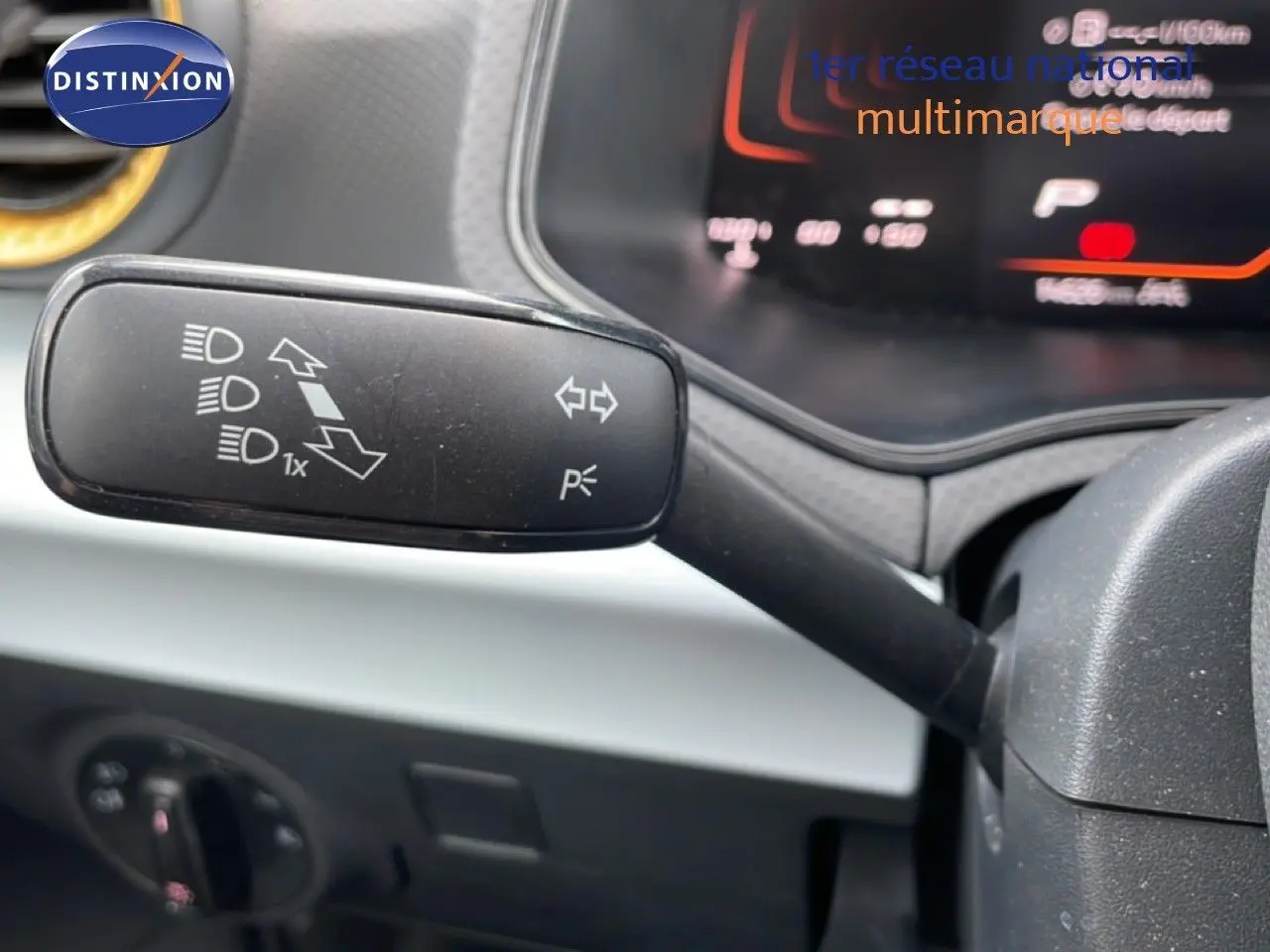Gros plan sur la commande des clignotants et feux du tableau de bord d'un SEAT Arona 2025.
