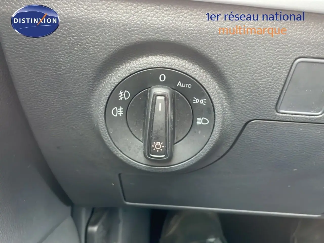 Gros plan sur la molette de commande des phares dans l'habitacle du SEAT Arona 2025, finition Style Special Edition.
