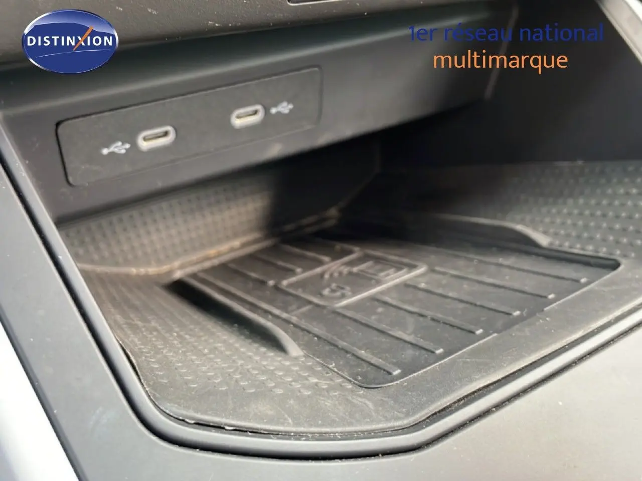 Détail de la console centrale avec deux ports USB-C et un espace de rangement dans la SEAT Arona 2025.