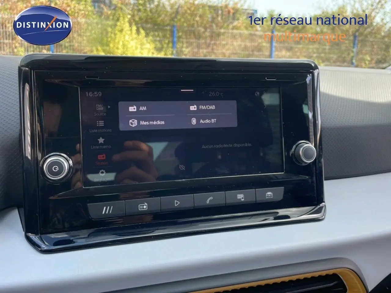 Écran tactile central du tableau de bord du SEAT Arona 2025, avec commandes multimédia visibles et finition noire brillante.