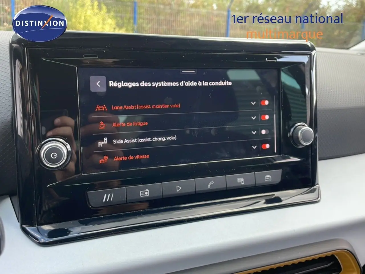 Écran tactile du système d'aide à la conduite dans l'habitacle d'une SEAT Arona, affichant les réglages d'assistance.