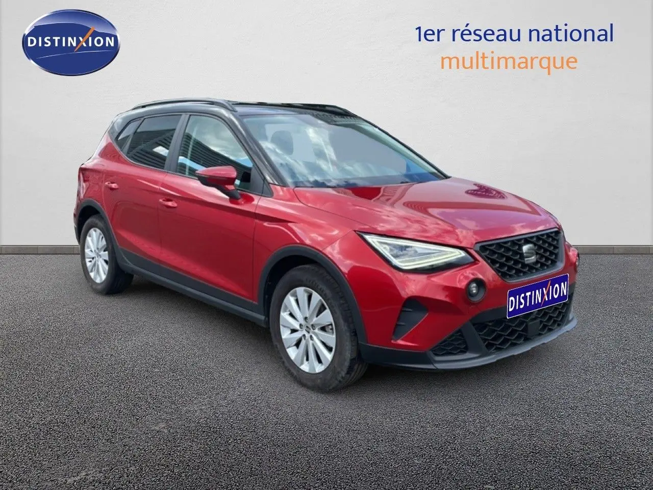 SEAT Arona rouge désir métal avec toit noir, vue 3/4 avant droit mettant en valeur son design dynamique.