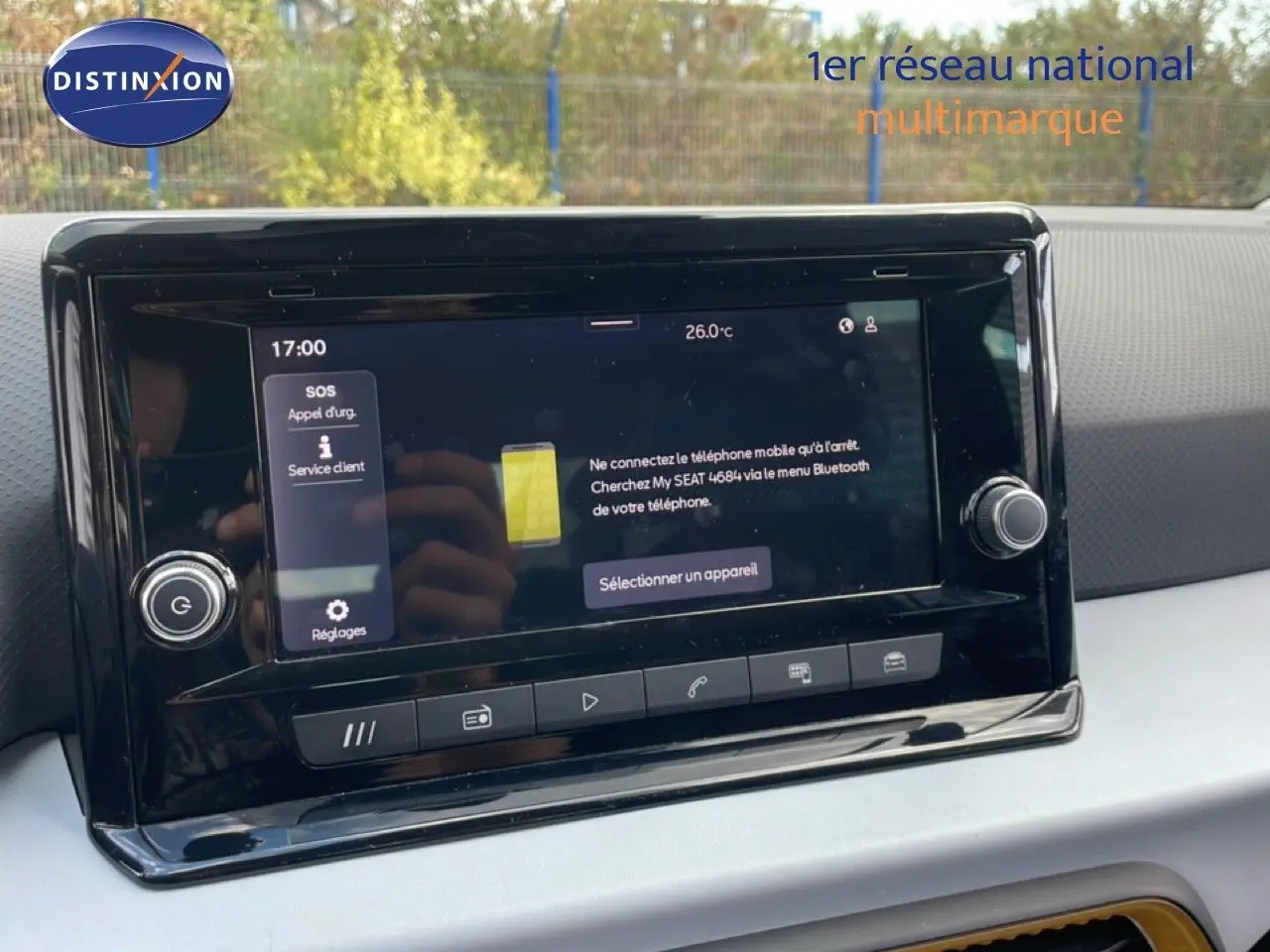Tablette tactile du système multimédia de la SEAT Arona 2025, vue frontale du tableau de bord noir.