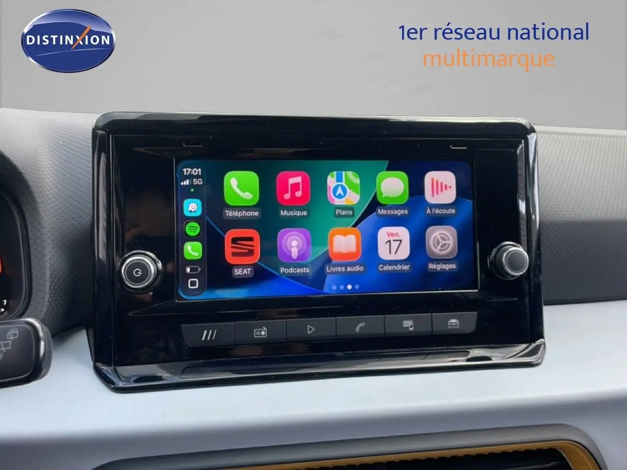Écran tactile central du tableau de bord du SEAT Arona 2025, affichant les applications connectées.