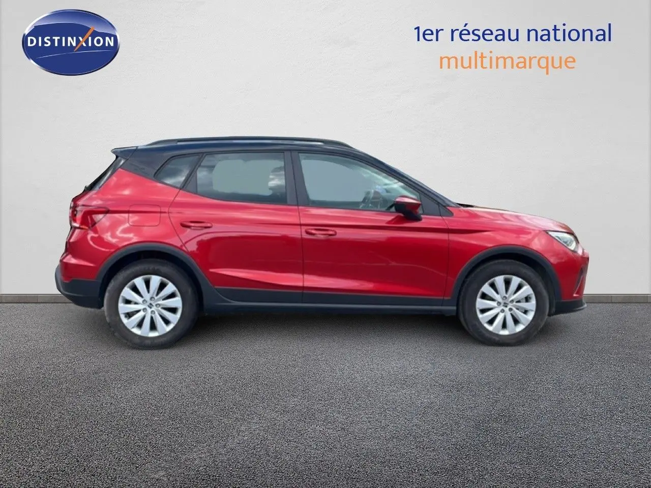 SEAT Arona rouge désir métal avec toit noir, vue de profil côté gauche sur fond neutre.