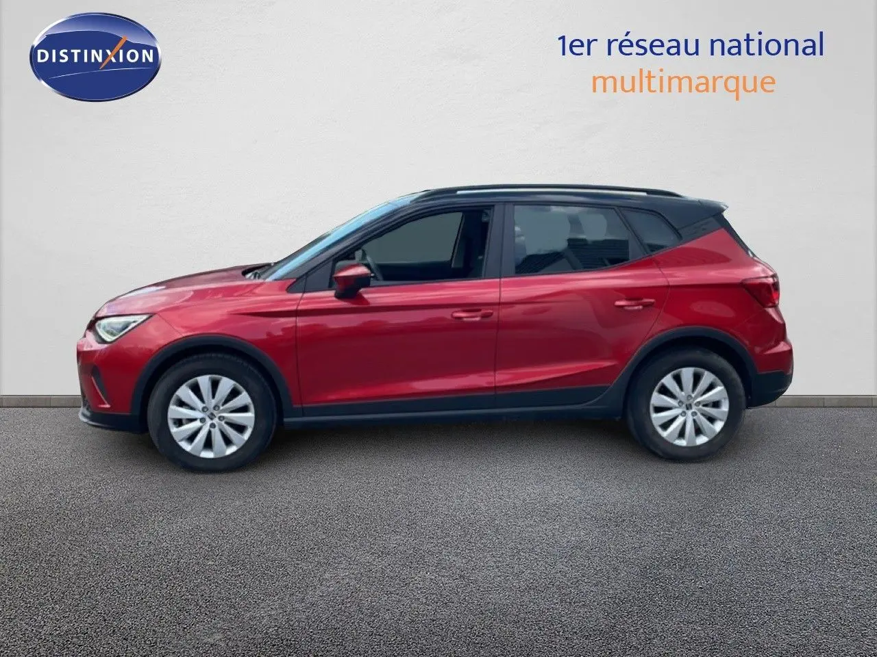 Vue de profil côté gauche d'une SEAT Arona rouge désir métal avec toit noir, version Style Special Edition 2025.