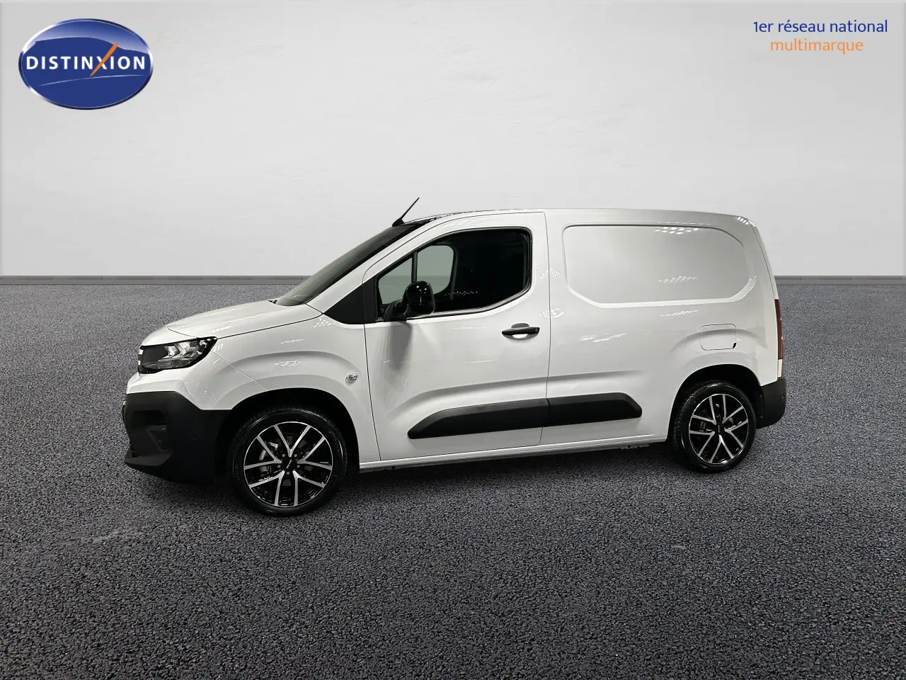 Peugeot Partner blanc banquise vu de profil côté gauche avec jantes alu 17 pouces et porte latérale coulissante.