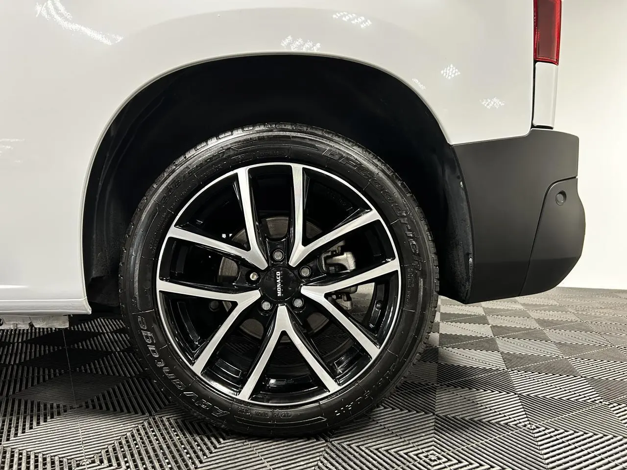Gros plan sur la roue arrière droite avec jante alu 17 pouces du Peugeot Partner blanc Banquise 2025.