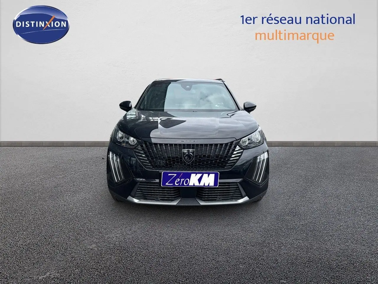 Vue frontale du Peugeot 2008 HYBRID 136CH Allure noir métal avec calandre distinctive et feux LED en forme de griffes.