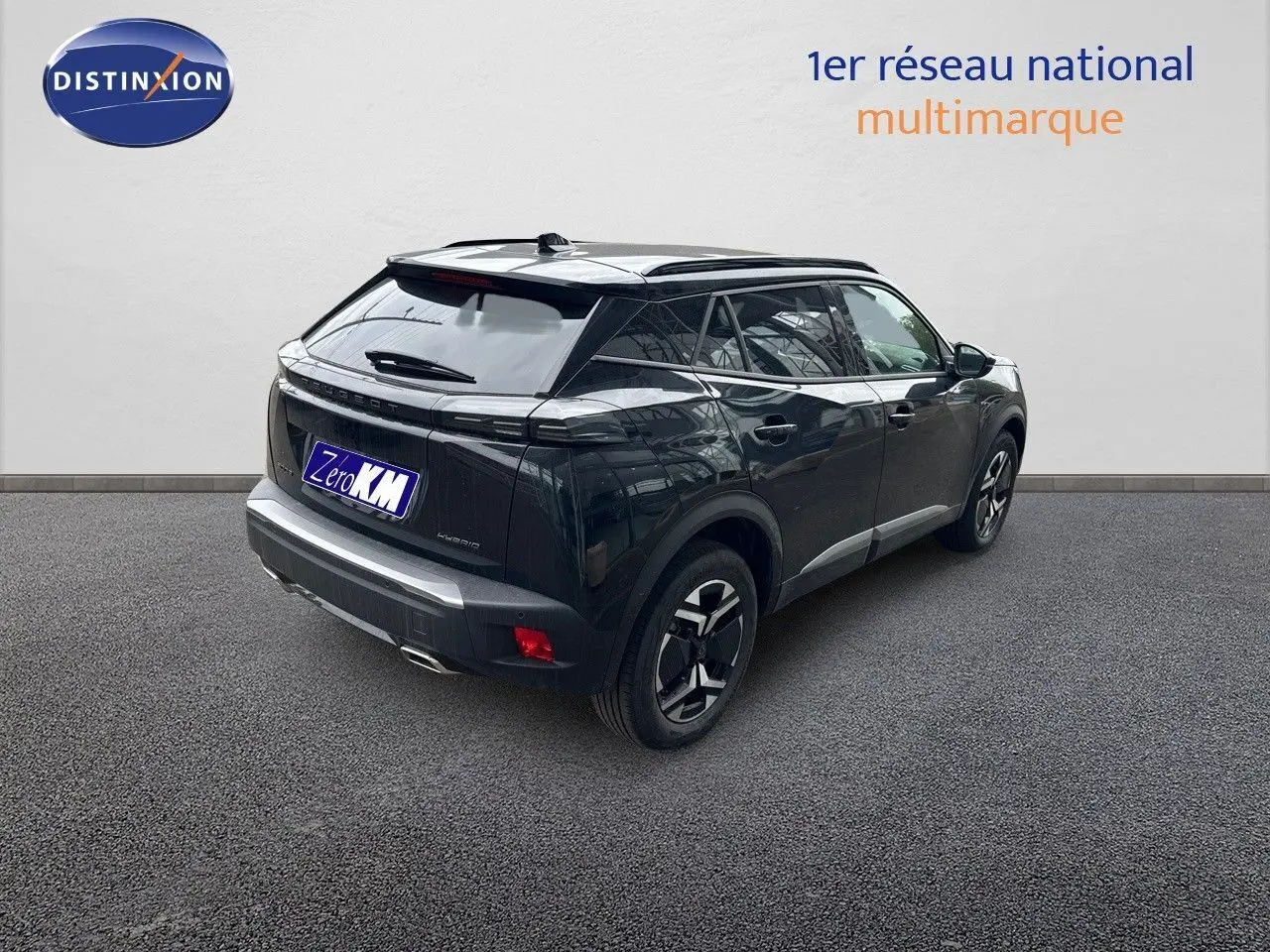 Peugeot 2008 Hybrid noir métal en 3/4 arrière droit, mettant en valeur ses lignes modernes et ses jantes bicolores.