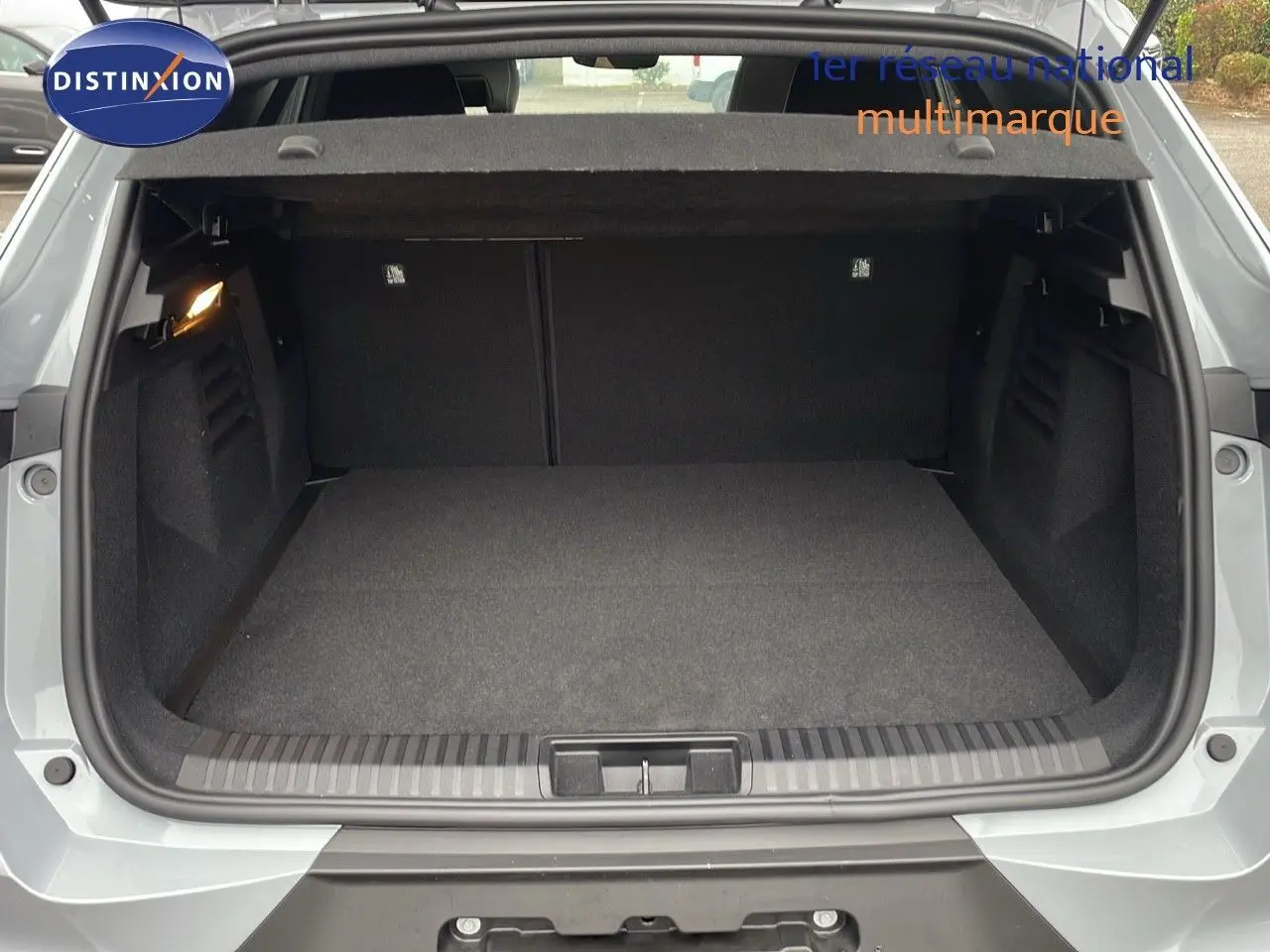 Coffre ouvert d'une Renault SYMBIOZ gris rafale métal, vue arrière montrant l'espace de chargement vide.