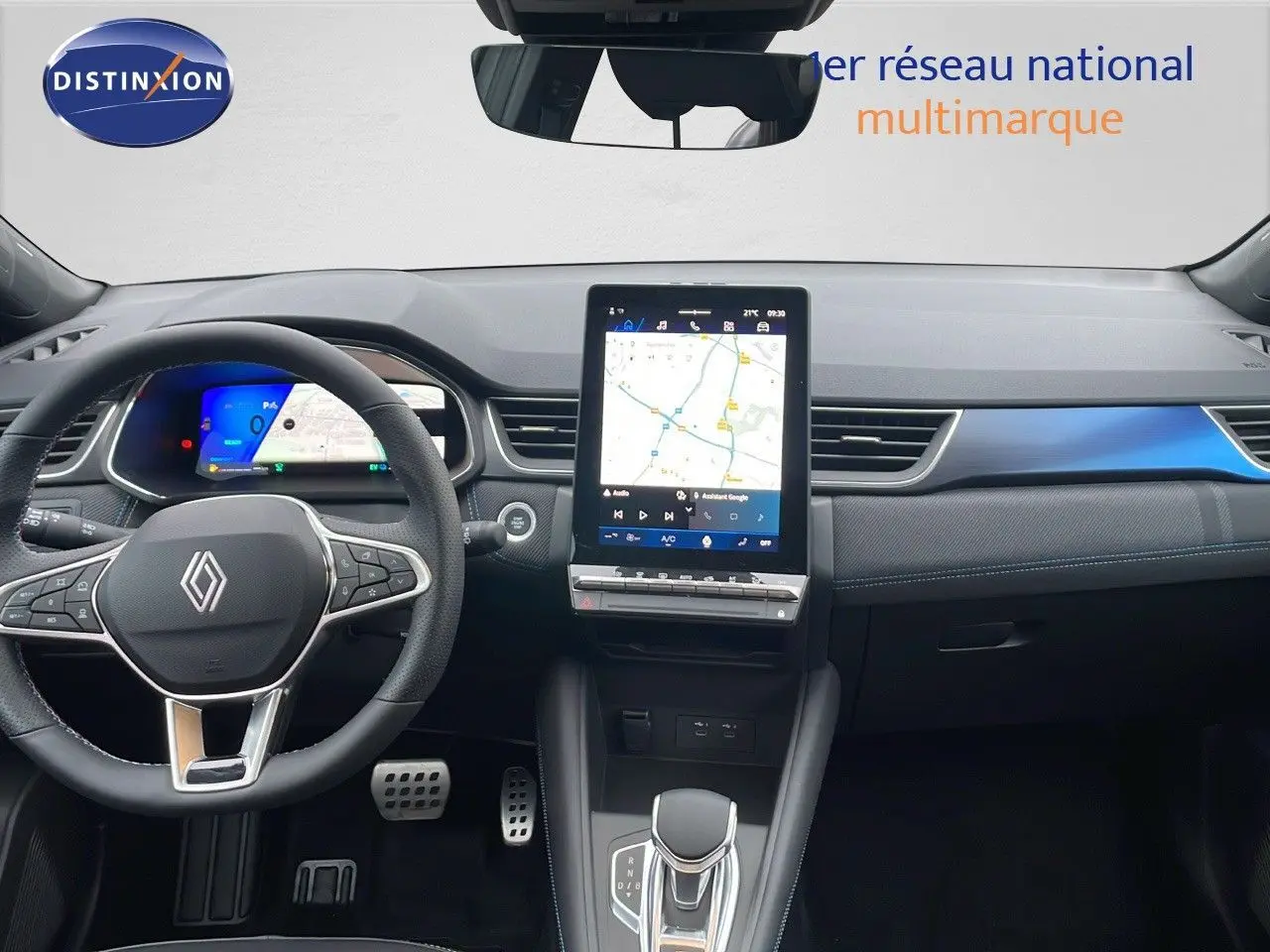 Vue intérieure avant du Renault SYMBIOZ 2025, tableau de bord noir avec écran tactile central affichant une carte de navigation.