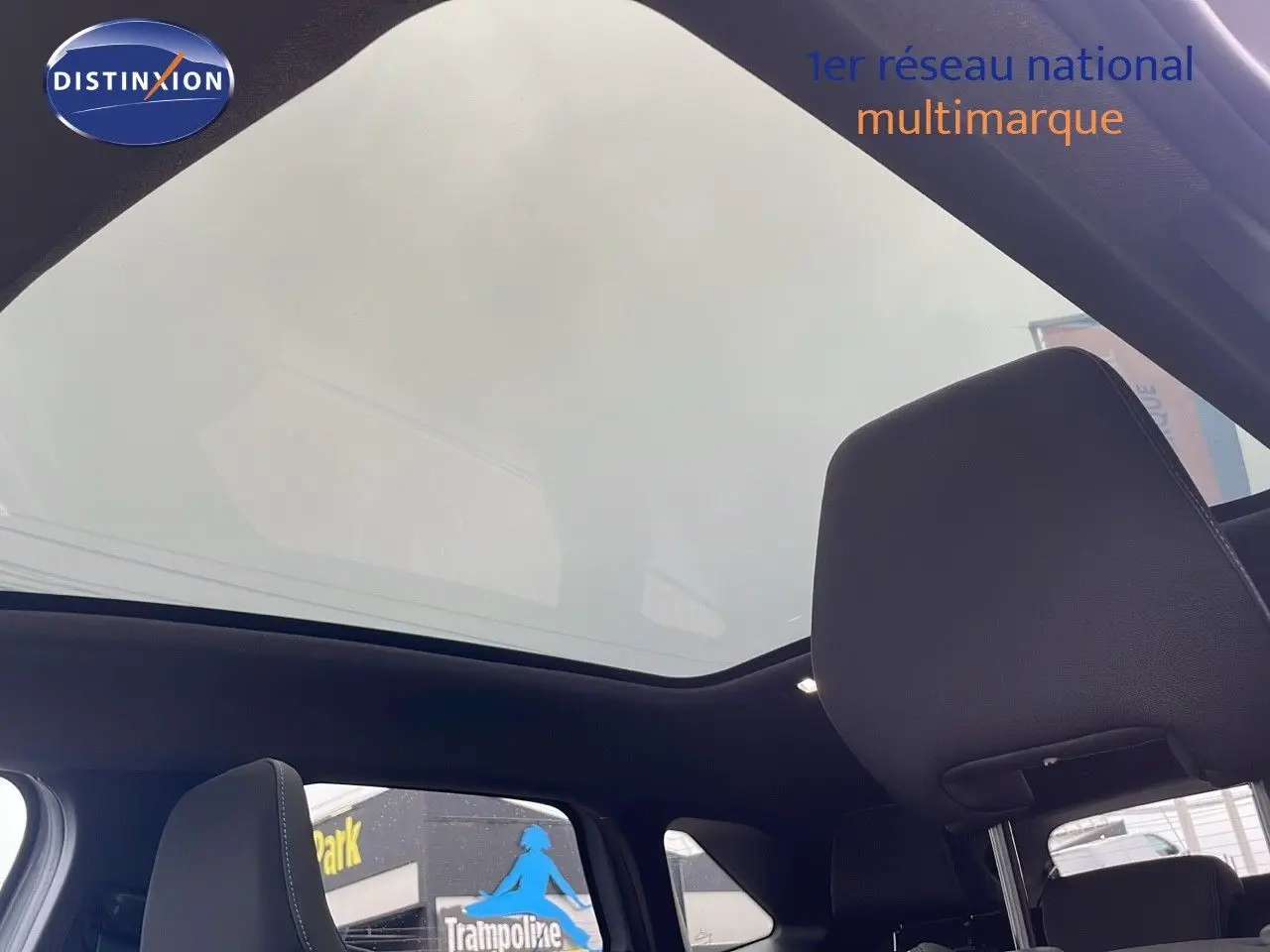 Toit panoramique en verre visible depuis l'intérieur arrière d'une Renault Symbioz gris rafale métal 2025.