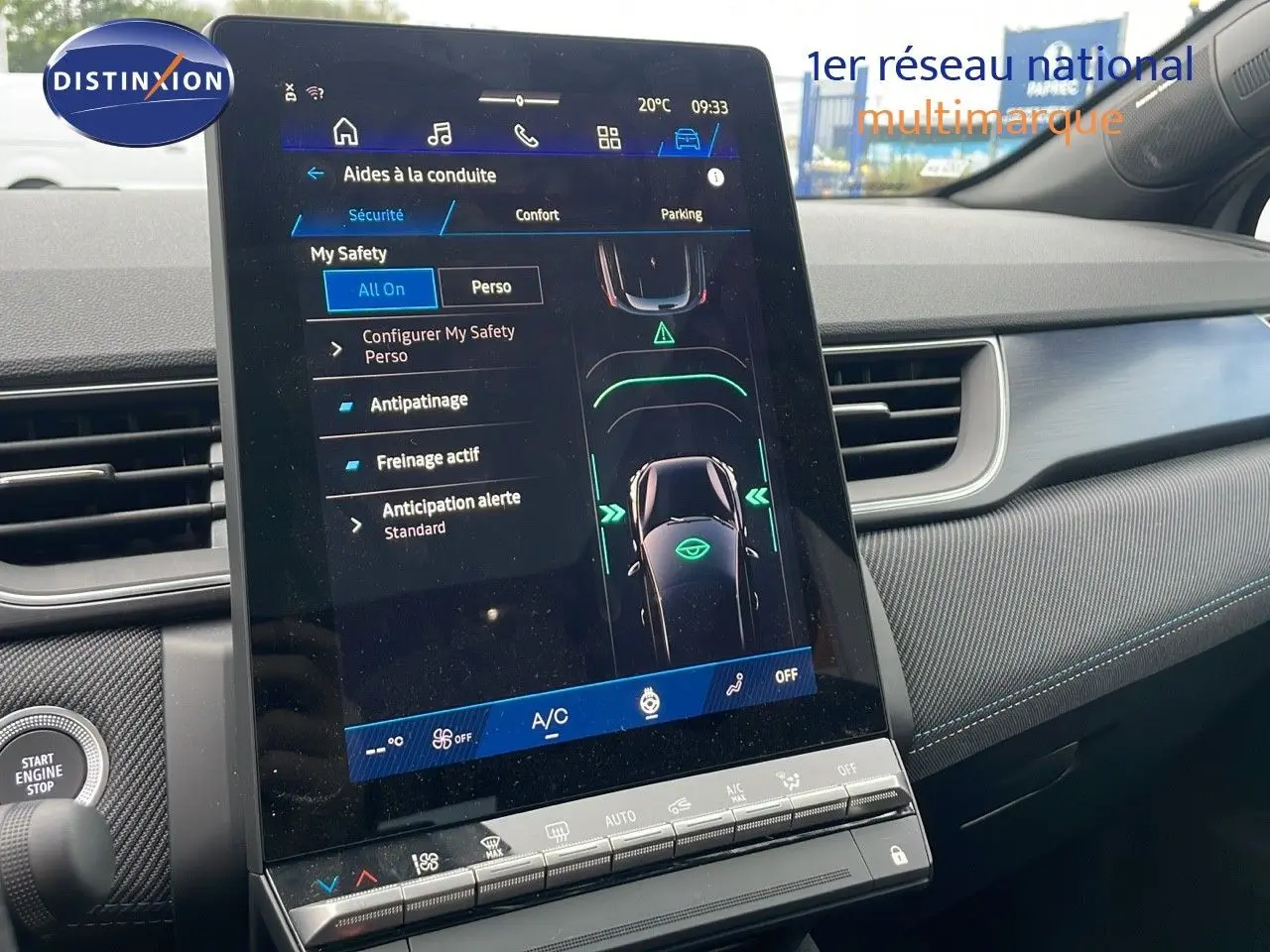 Vue du tableau de bord et écran tactile central du Renault Symbioz gris rafale métal, mettant en avant les aides à la conduite.