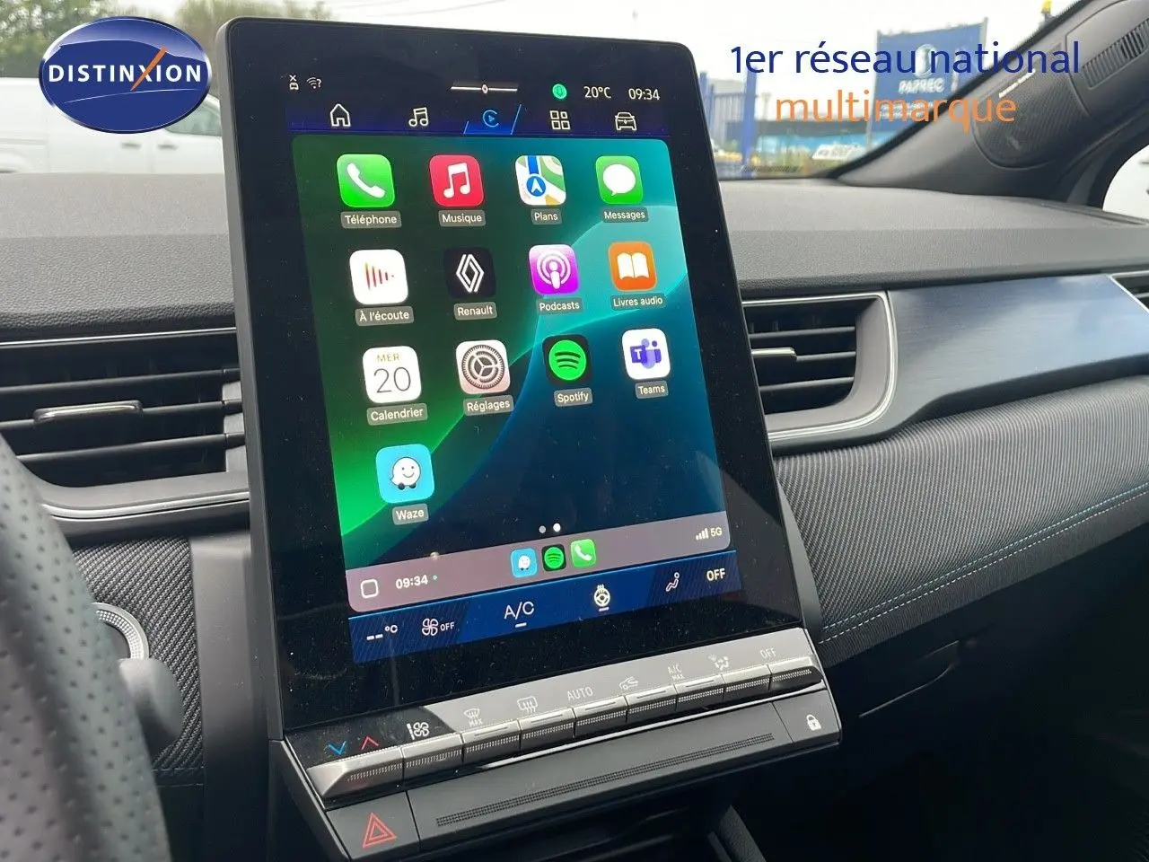 Écran tactile central allumé dans l'habitacle gris du Renault Symbioz 2025, vue de côté droit du tableau de bord.