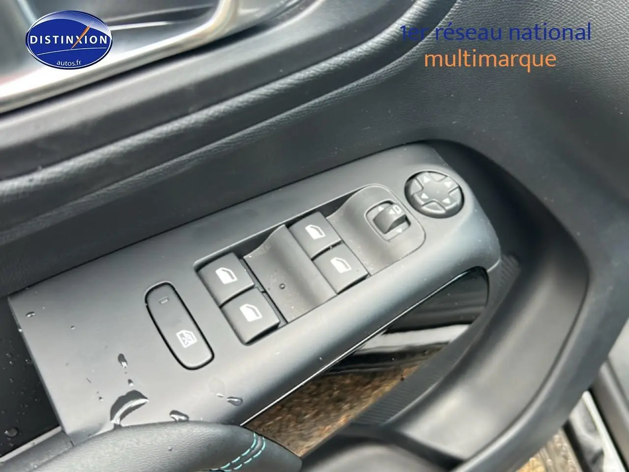 Gros plan sur les commandes de lève-vitres et rétroviseurs côté conducteur d'une Citroën C5 Aircross noire 2025.