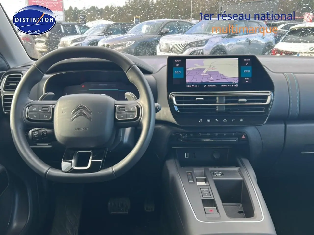 Vue intérieure frontale du tableau de bord et volant noir du Citroën C5 Aircross avec écran tactile et commandes intégrées.