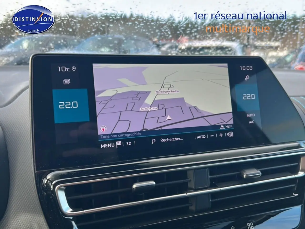 Écran tactile central affichant la navigation GPS du Citroën C5 Aircross hybride noir, vue intérieure avant.
