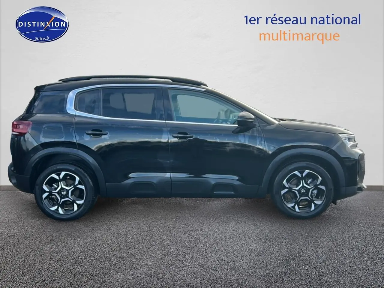 Profil droit du Citroën C5 Aircross noir 2025 avec jantes alu et barres de toit visibles.
