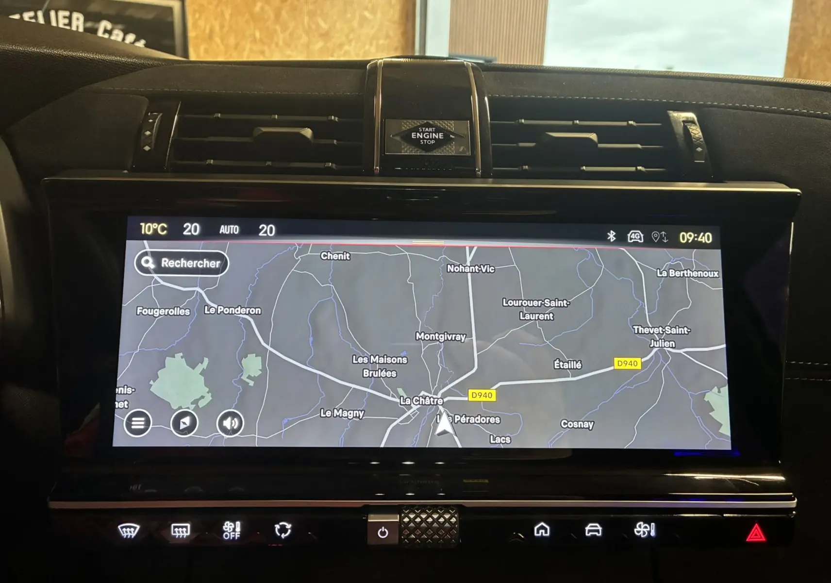 Vue rapprochée de l’écran tactile central du DS7 E-TENSE 2024 avec affichage GPS et commandes tactiles rétroéclairées.