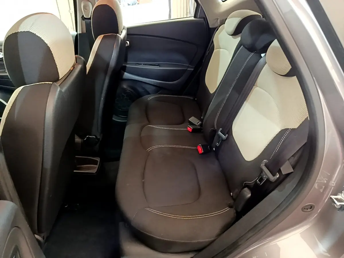 Vue intérieure côté droit sur la banquette arrière bicolore noire et beige du Renault Captur gris foncé 2018.