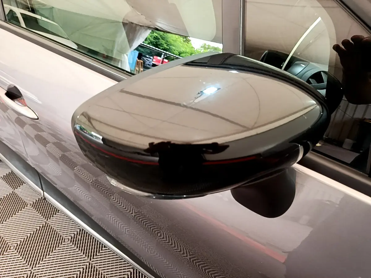 Gros plan sur le rétroviseur côté gauche gris foncé du Renault Captur Business ENERGY TCe 90 E6C 2018.