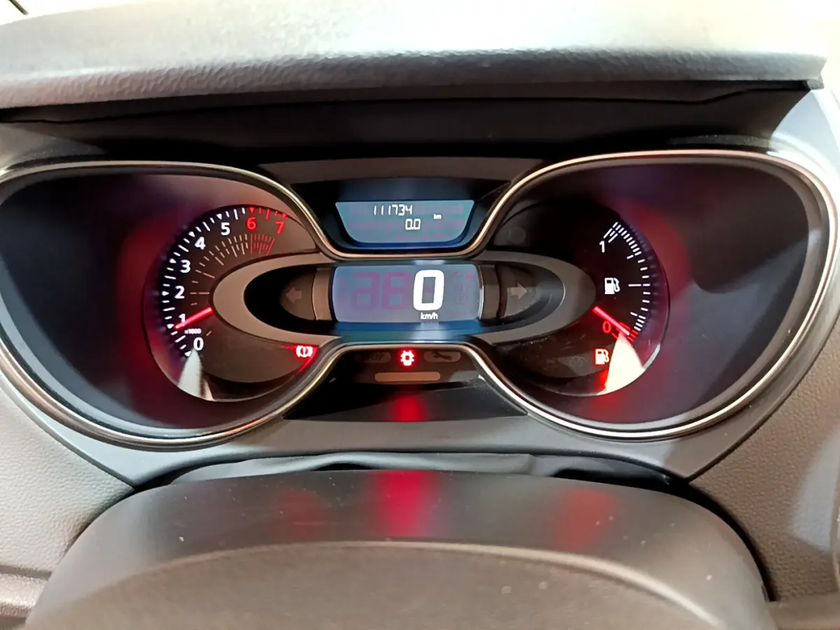 Vue rapprochée du tableau de bord numérique du Renault Captur gris foncé, affichant 0 km/h et 111734 km au compteur.